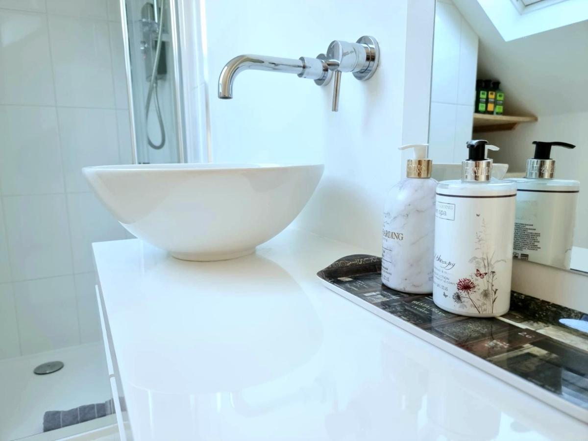 West Hill Retreat Seaview Balcony Chic Loft Studio & Free Parking Hastings Bagian luar foto
