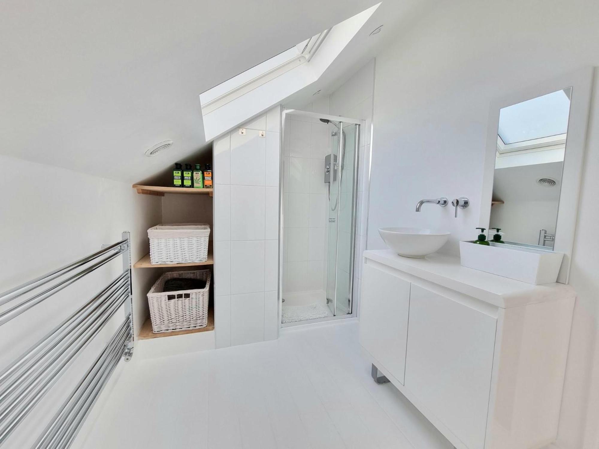 West Hill Retreat Seaview Balcony Chic Loft Studio & Free Parking Hastings Bagian luar foto