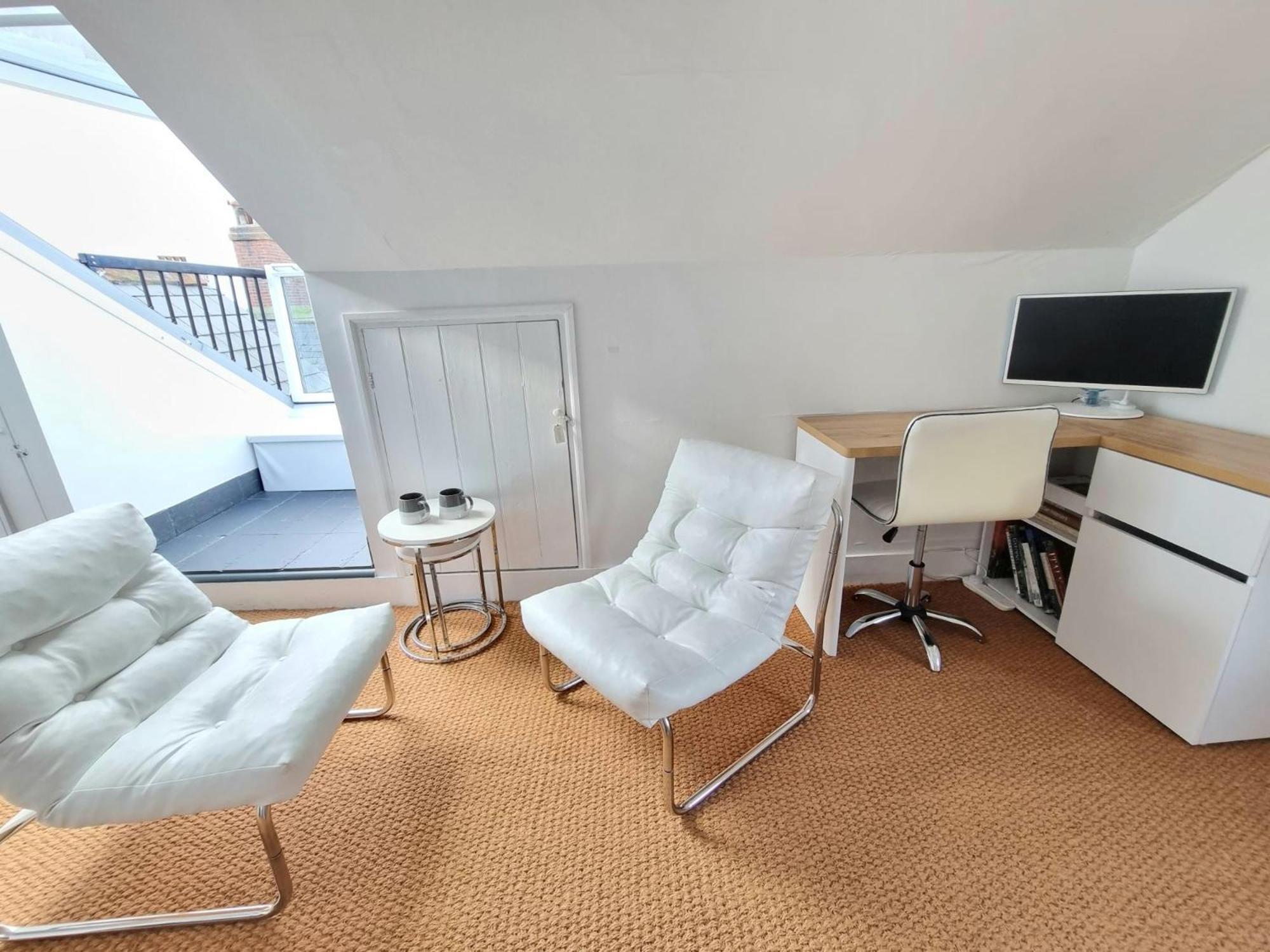 West Hill Retreat Seaview Balcony Chic Loft Studio & Free Parking Hastings Bagian luar foto