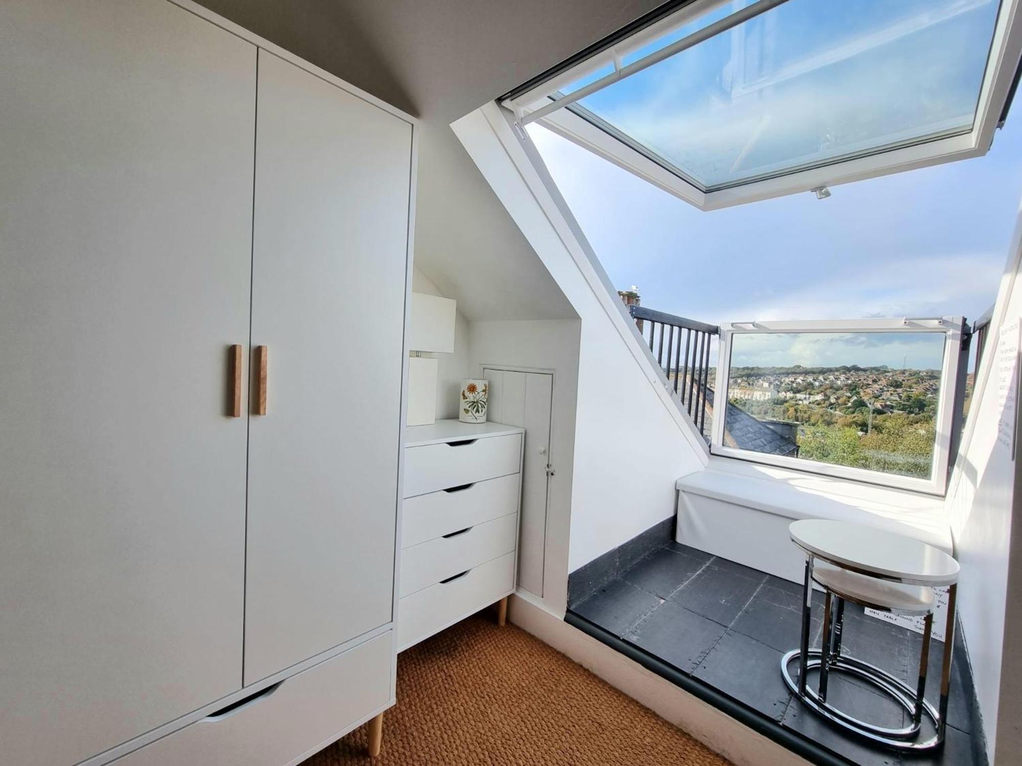 West Hill Retreat Seaview Balcony Chic Loft Studio & Free Parking Hastings Bagian luar foto