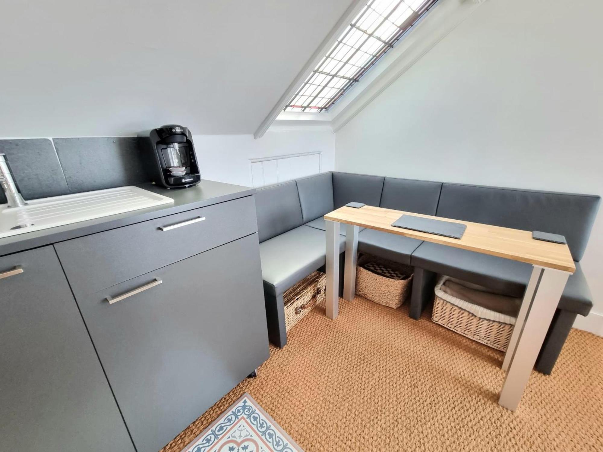 West Hill Retreat Seaview Balcony Chic Loft Studio & Free Parking Hastings Bagian luar foto
