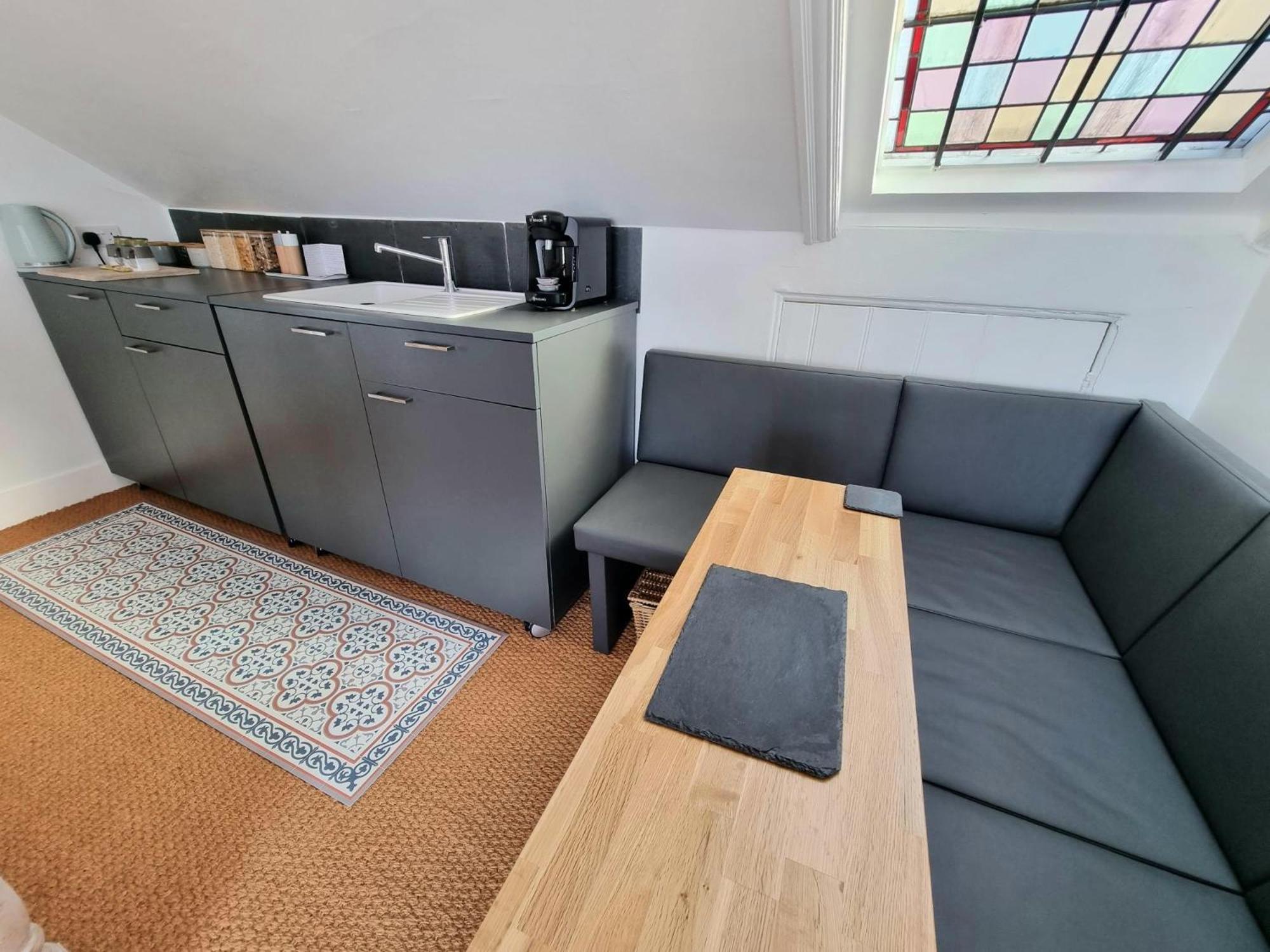 West Hill Retreat Seaview Balcony Chic Loft Studio & Free Parking Hastings Bagian luar foto