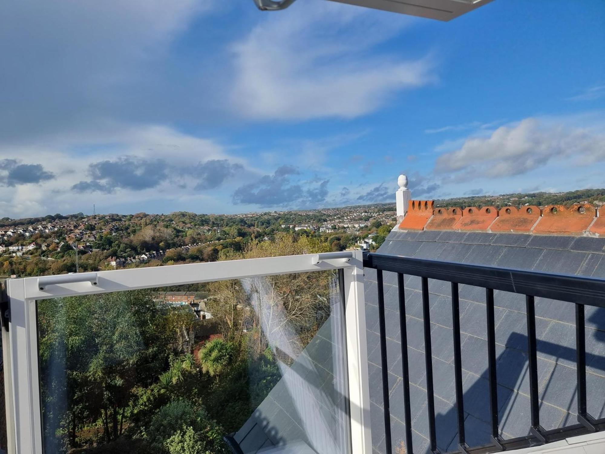 West Hill Retreat Seaview Balcony Chic Loft Studio & Free Parking Hastings Bagian luar foto